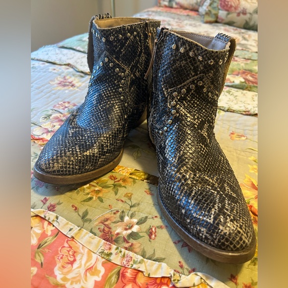 dingo Shoes - Dingo Black Snake Print Ankle Booties